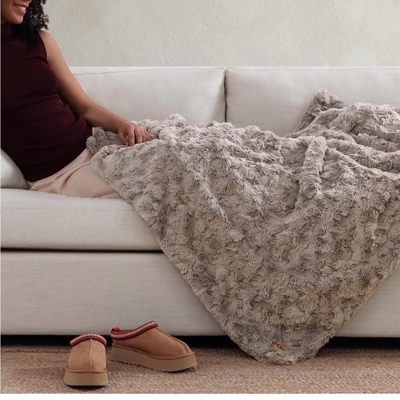 UGG Cozy Faux Fur Throw Blanket - Picture 3 of 4